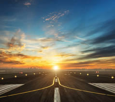 机场跑道在黄昏的夕阳光