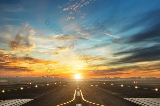 机场跑道在黄昏的夕阳<strong>光</strong>