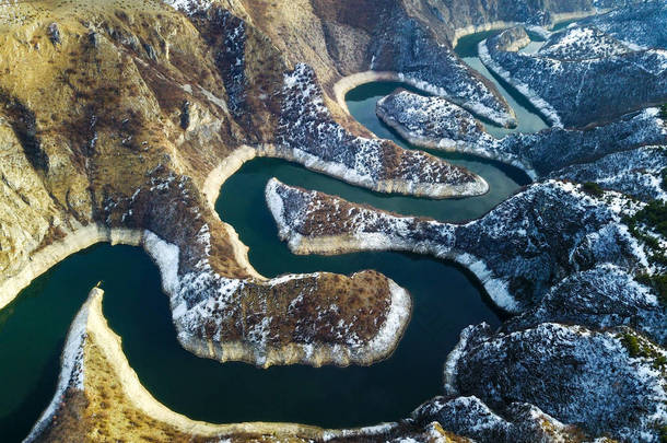 乌瓦茨河河月景的空气视图