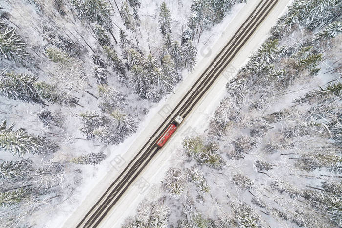 冬季森林中道路的空中景观