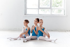 三个小芭蕾女孩坐，一起构成