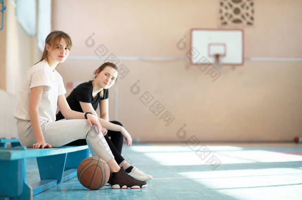 在体育馆打篮球的女青年 