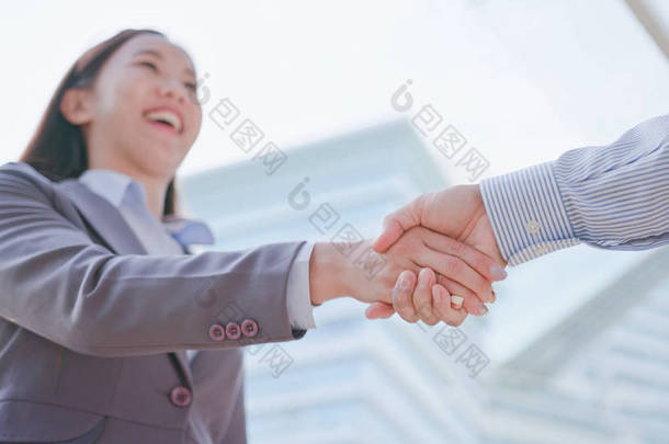商务女人和她的搭档握手
