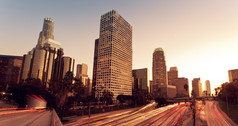洛杉矶，城市的城市在夕阳与高速公路交通