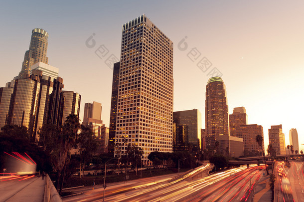 洛杉矶，城市的城市在夕阳与高速<strong>公路交通</strong>