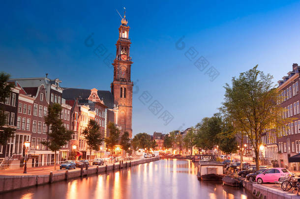 运河和西教堂在阿姆斯特丹