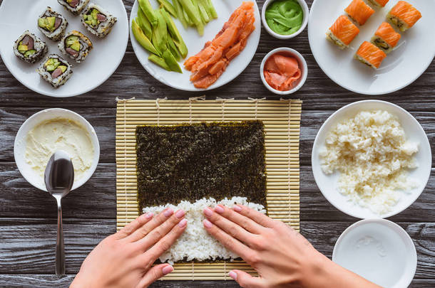 用大米和紫菜<strong>制作寿司</strong>, 餐桌上的美食配料的裁剪镜头 