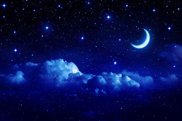 满天星斗的天空，与风景秀丽 cloudscape 的半个月亮