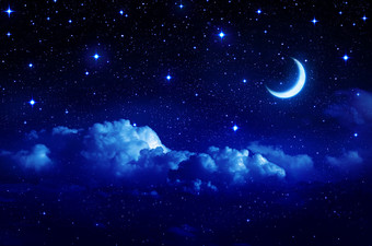 满天星斗的天空，与风景秀丽 cloudscape 的半个月亮图片