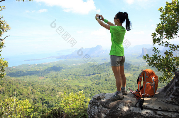 年轻女子名徒步旅行者