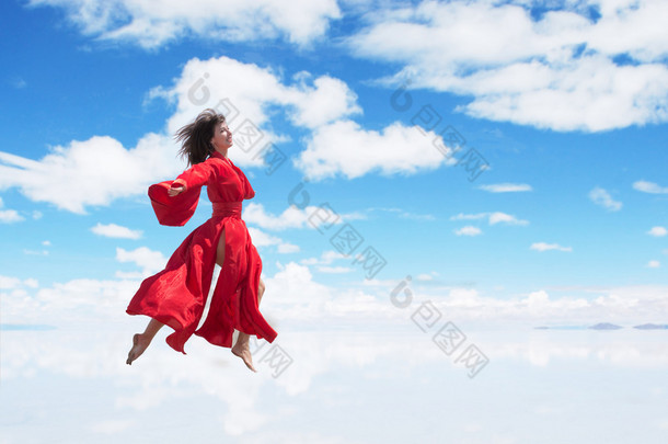 运行在空中上的红色和服的女人