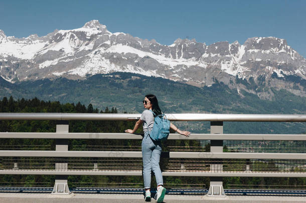 年轻女子背着背包站在美丽的风景山, <strong>勃朗峰</strong>, 阿尔卑斯