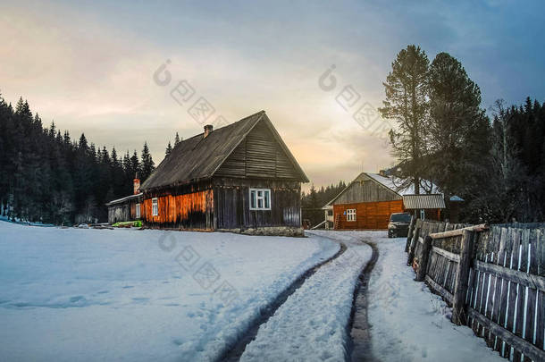 冬季森林中的木制乡村别墅