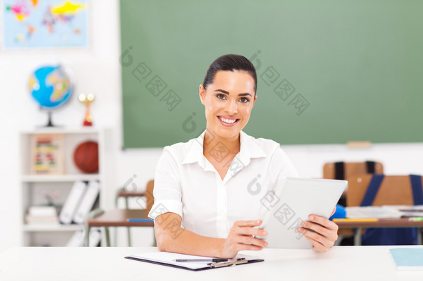 女教师持有一台平板电脑