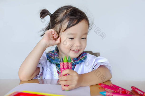 快乐可爱的亚洲小朋友坐在桌边玩<strong>五颜六色</strong>的玩具.