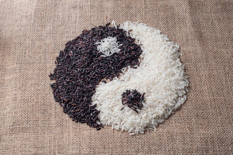 从麻布背景上黑白稻的阴阳象征图片