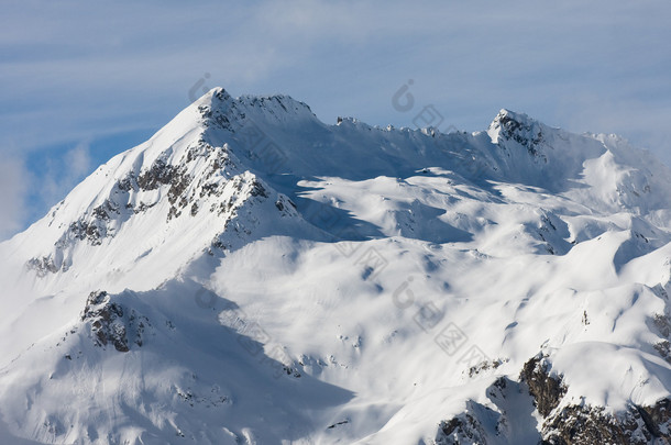 冬天大雪下的高山