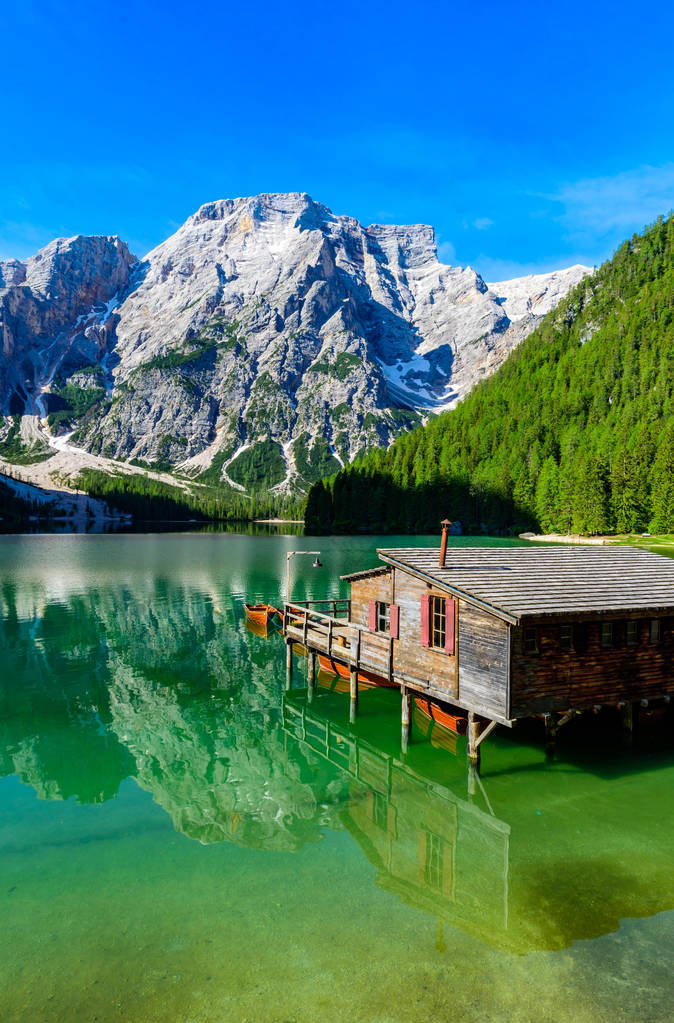 位于意大利苏蒂罗尔Dolomites山脉的Braies湖（也被称为Pragser Wildsee或Lago di Braies） 。浪漫的地方，高山湖上有典型的木船。远足及探险.