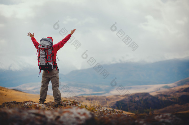 探险、 旅游、 旅游、 徒步旅行和人们的<strong>观念</strong>-在山中，背包里的人