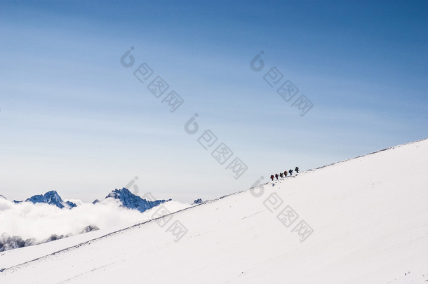 爬雪山顶上的登山者。梦线.