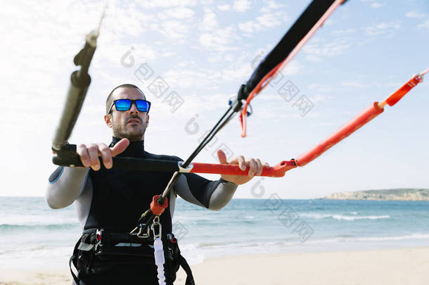 英俊的男人 kitesurfer 的肖像.