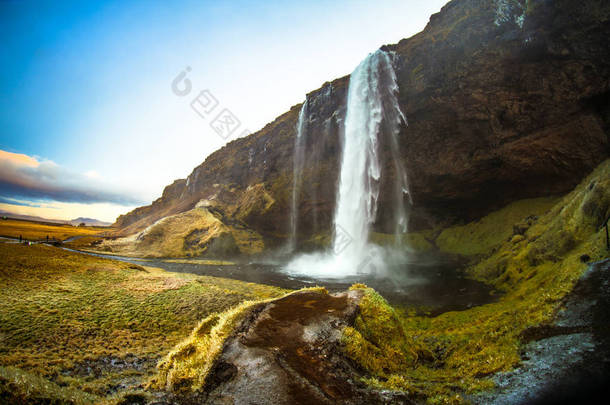 塞尔贾兰兹福斯，一个瀑布，后面有一个小洞穴在冰岛南部地区，它是塞尔贾兰兹河的一部分，其起源于火山<strong>冰川</strong>埃亚菲亚德拉冰盖