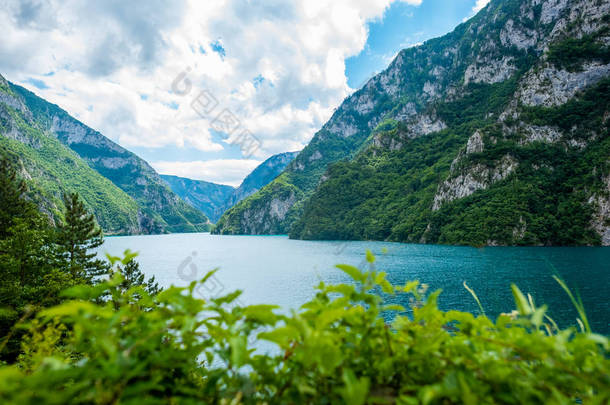 黑山 Piva 湖 (Pivsko Jezero) 的美丽景观