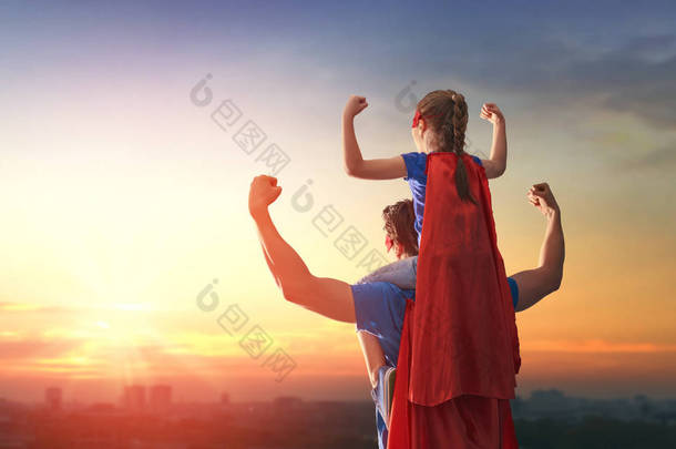 <strong>爸爸</strong>和他的女儿在外面玩
