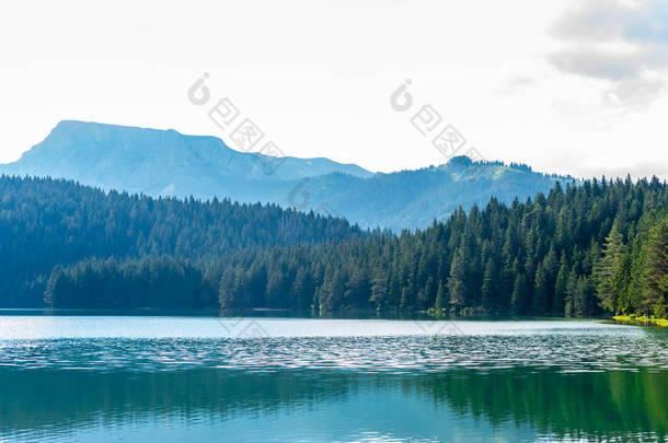黑山美丽<strong>的</strong>冰川黑湖、森林和山脉