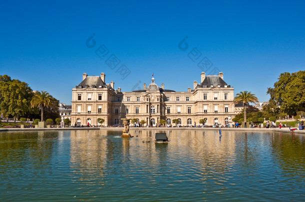 在巴黎卢森堡宫和卢森堡花园