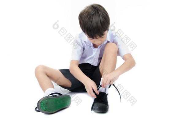 小男孩绑鞋准备白色背景上的学校