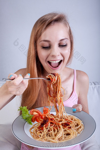 女孩吃意大利面图片