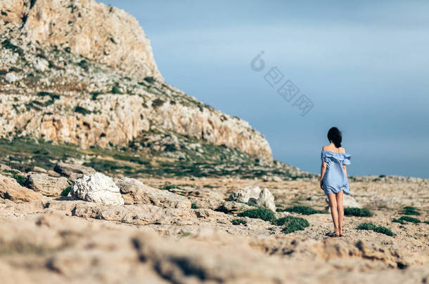 女人在岩石沙漠上行走