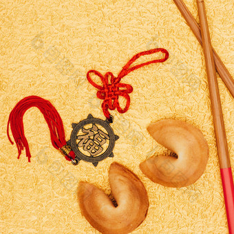中国黄金表面的护身符和幸运饼干的顶部观, 中国新年观图片