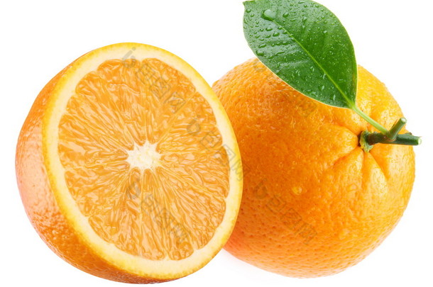 成熟的橙子和其一半与叶.