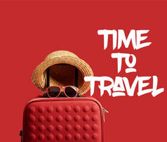 红色彩色旅行袋，有草帽和太阳镜，红色与时间隔离旅行插图 