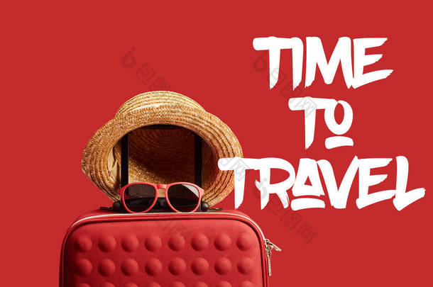 红色彩色旅行袋，有草帽和太阳镜，红色与时间隔离旅行插图 