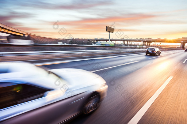 日落时<strong>汽车</strong>在高速公路上行驶,运动模糊 