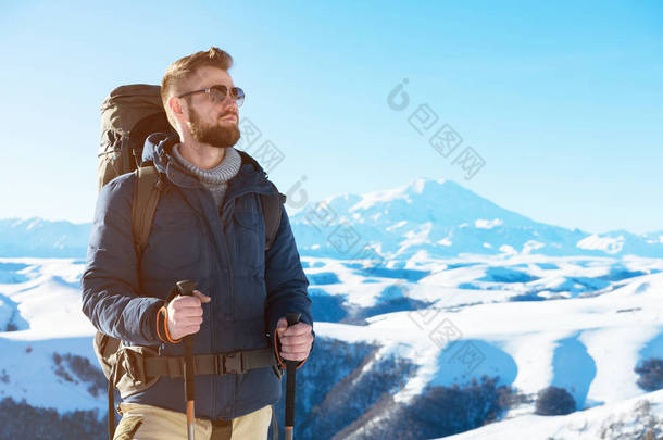 在大自然中戴着太阳镜的时髦<strong>旅行者</strong>.