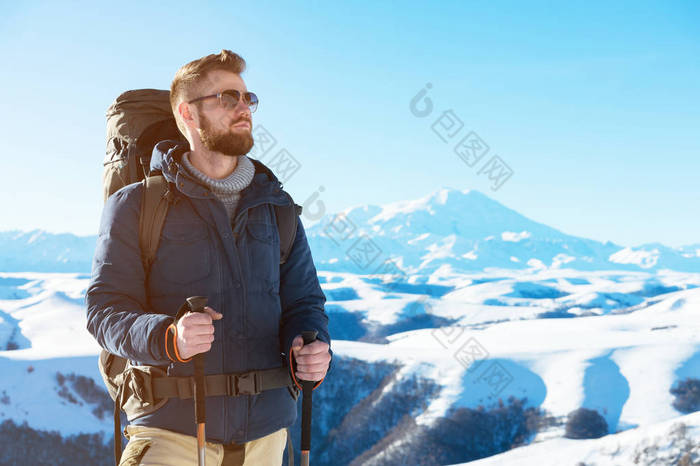 在大自然中戴着太阳镜的时髦旅行者.