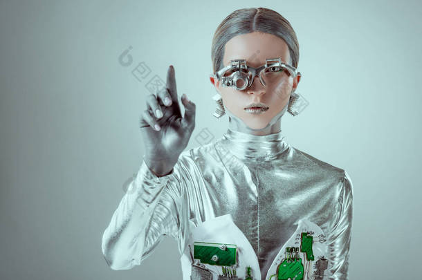 未来的银机器人手势与手和看相机孤立的灰色, 未来的技术概念  