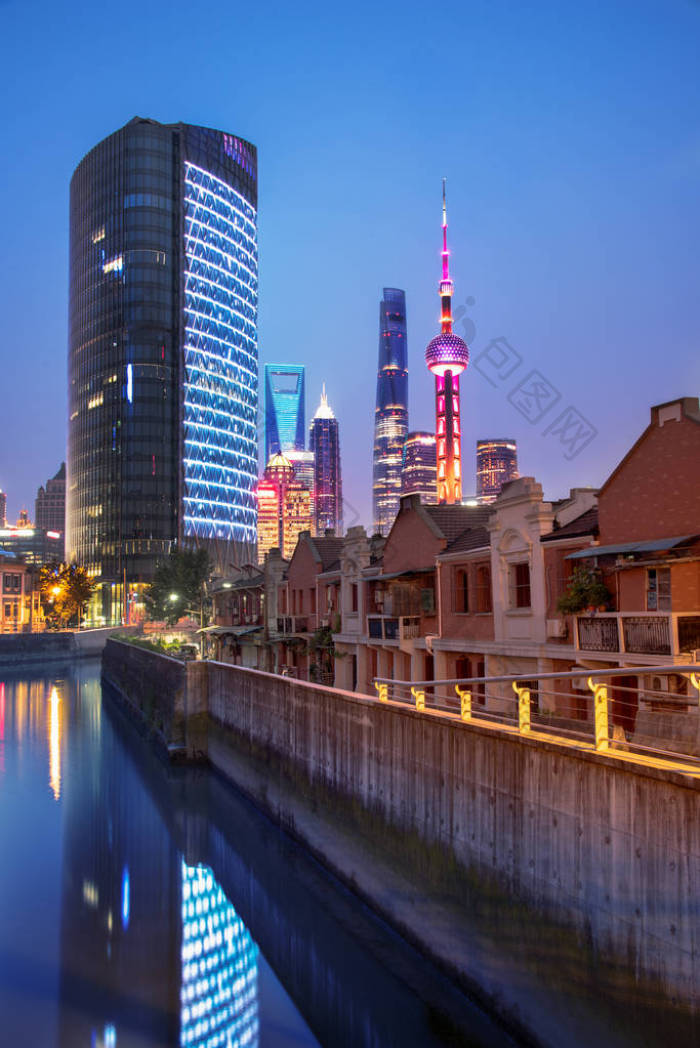 在晚上上海城市天际线亮起来图片-包图网企业站