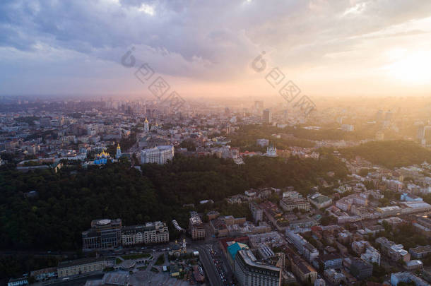 一个现代化的城市，在日落时的全景视图。邮政，波多尔区广场，市中心的基辅，乌克兰。<strong>鸟瞰图</strong>