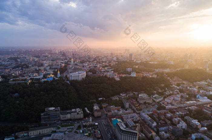 一个现代化的城市，在日落时的全景视图。邮政，波多尔区广场，市中心的基辅，乌克兰。鸟瞰图