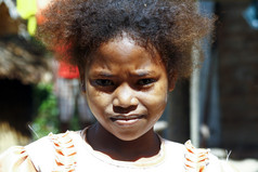 可爱的年轻黑人非洲女孩-可怜的孩子，马达加斯加