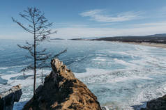 背景上的石头结构, 海面上波浪状的海水, 俄罗斯, 贝加尔湖