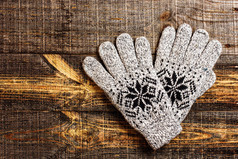 灰色针织的冬季手套