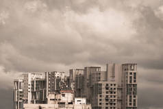 暴风雨暗到清晨季风笼罩着现代住宅摩天大楼。加尔各答,孟加拉印度。季风雨天城市在晚上。在高层上方有大雨云。风景自然摄影.