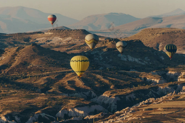 热气球在格雷梅国家公园飞行, 仙女烟囱, 土耳其