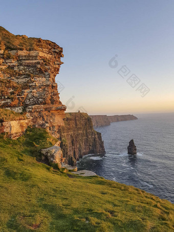 美丽的风景空中无人机视图爱尔兰峭壁莫赫尔在县克莱尔。日落在莫赫尔的悬崖上。史诗般的爱尔兰乡村乡村景观沿野生大西洋方式图片